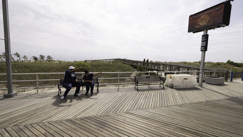 digital screen from the bench — Boardwalk