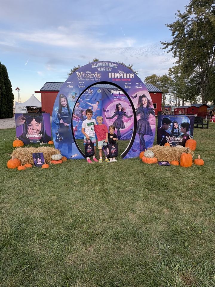 arch standees photo backdrop + trick or treat bags — Pumpkin patch